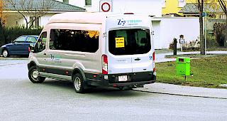 Ein Sch&uuml;lertransport wartet in Visp West auf die Schulkinder.