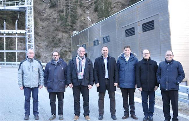Verantwortliche für den Bau des Unterwerkes (von links): Marcel Strauss, Anlagenmanager Unterwerke SBB, Daniel Blaser, Gesamtprojektleiter SBB, Boris Wyssen, stellvertretender Geschäftsführer Theler AG, Egon Gsponer, Leiter Infrastruktur MGBahn, Matthias Bregy, Projektleiter MGBahn, Peter Oehlschläger, Projektleiter ARGE B-L-U, und Hans-Peter Landert, Stellvertretender Projektleiter ARGE B-L-U.