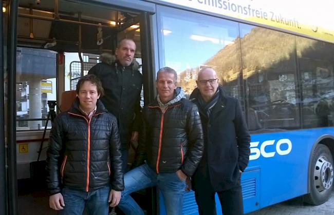 Von links: Urs Zurbriggen (CEO Saastal Bergbahnen), Bernd Kalbermatten (Gemeindeschreiber Saas-Fee), Rainer Flaig (CEO Saastal Bergbahnen) und Anton Karlen (Leiter Postauto Wallis).