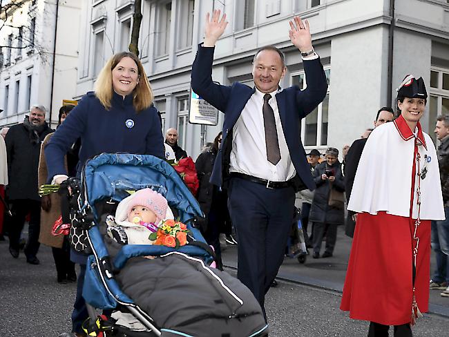Der Nationalratspräsident Juerg Stahl mit Ehefrau Sabine und Töchterchen Valerie beim Festumzug in Winterthur