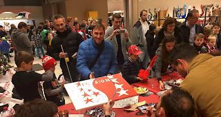 Ein Fan brachte ein selbst gemaltes Logo zum Signieren.