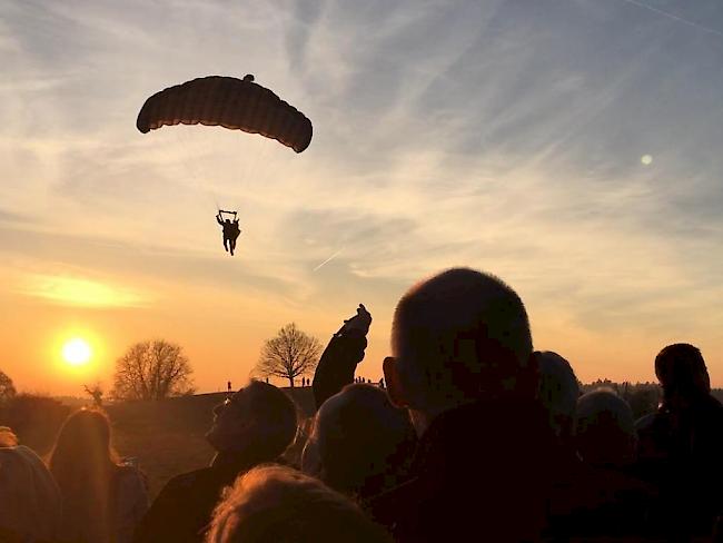 Fallschirmaufklärer der Schweizer Armee begrüssten Jürg Stahl in seinem Wohnort Brütten.