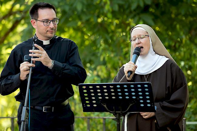 Made in Wallis. Neben Pfarrer Rolf Kalbermatter (links im Bild) wirkten weitere Oberwalliser Musiker an Schwester Johannas Tonträger mit.