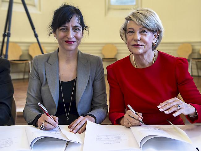 Unia-Präsidentin Vania Alleva (links) und die Präsidentin des Arbeitgeberverbands der Uhrenindustrie, Elisabeth Zölch, bei der Unterzeichnung des neuen GAV für die Uhren- und Mikrotechnikindustrie.