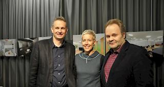 Die Architekten Gerold Vomsattel und Rita Wagner mit Fotograf Thomas Andenmatten (von links) an der Vernissage im Zeughaus Kultur in Brig-Glis