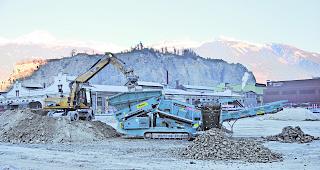 Enorme Mengen. Bisher sind 90000 Tonnen des kontaminierten Bodens abgetragen, mit Brechern verkleinert und entsorgt worden. Derzeit verlassen t&auml;glich zehn Eisenbahnwaggons mit abgetragenem Material das Werksgel&auml;nde. 