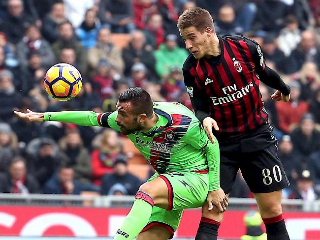 Crotones Verteidiger Federico Cecchini (links) im Kopfball-Duell mit Miland Mario Pasalic