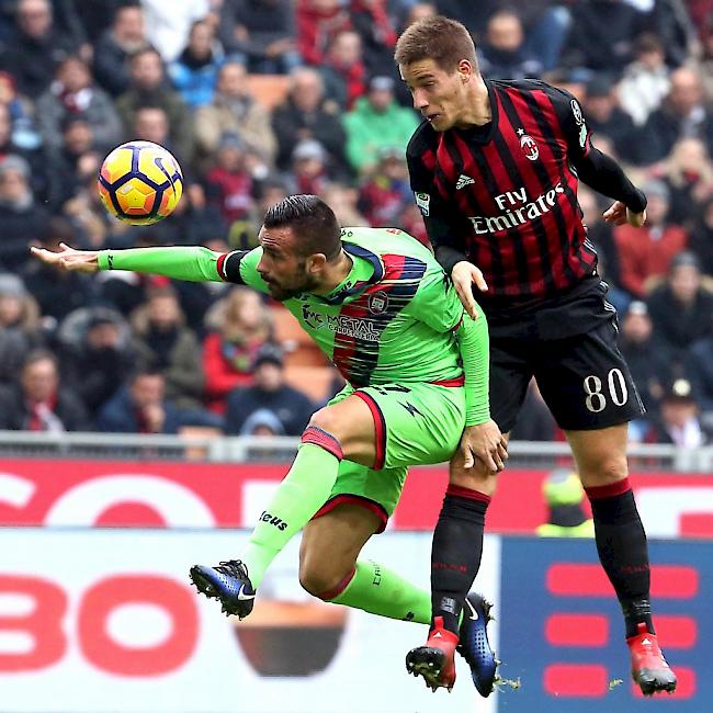 Crotones Verteidiger Federico Cecchini (links) im Kopfball-Duell mit Miland Mario Pasalic
