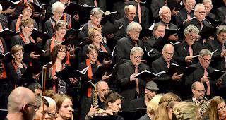 Gelungener Jubil&auml;umsauftritt des 100j&auml;hrigen Orchestervereins Visp (vorne) mit der Alex R&uuml;edi Big Band (unten Mitte), dem Martinschor (links) und Mitgliedern des M&auml;nnerchors (rechts).