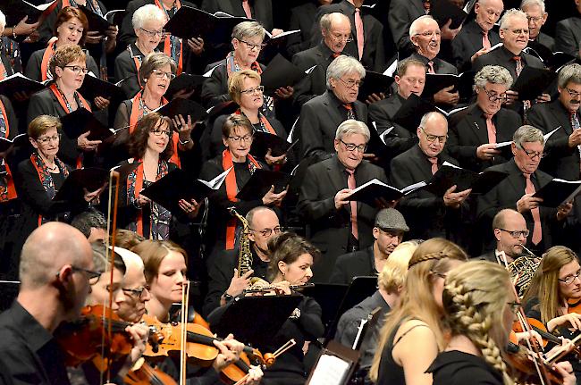 Gelungener Jubiläumsauftritt des 100jährigen Orchestervereins Visp (vorne) mit der Alex Rüedi Big Band (unten Mitte), dem Martinschor (links) und Mitgliedern des Männerchors (rechts).