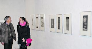 Zufrieden. Walter Willisch im Gespr&auml;ch mit einer Besucherin seiner aktuellen Werkschau in der Galerie &laquo;zur Matze&raquo;. &laquo;Ich bin zufrieden mit dieser Ausstellung&raquo;, sagt er.  