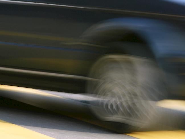 Zu schnell unterwegs: Die Polizei konnte den Raser aus dem Verkehr ziehen (Symbolbild).