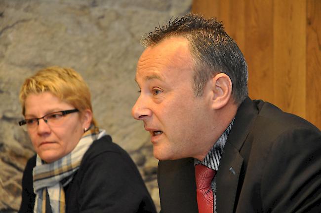 «Mensch im Zentrum». Kandidat Stéphane Rossini und Barbara Lanthemann, die Präsidentin der Unterwalliser SP.
