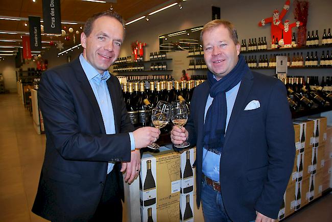 Raphaël Garcia (links), CEO von Provins, stösst mit VR-Präsident Pierre-Alain Grichting auf das sehr gute Geschäftsergebnis 2015/16 an.