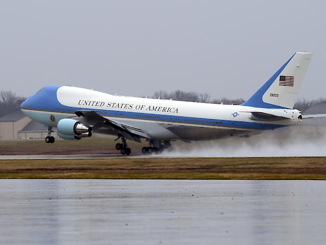 Die beiden derzeitigen Maschinen der legendären "Air Force One" sind etwas in die Jahre gekommen. Der designierte US-Präsident Donald Trump will den milliardenschweren Vertrag mit Boeing zum Bau von neuen Flugzeugen für die Staatsoberhäupter der USA aufkündigen.(Archivbild)