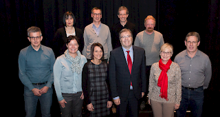 Die Staatsr&auml;te bedanken sich bei den Angestellten f&uuml;r 25 Dienstjahre.