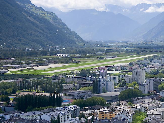 Das Verteidigungsdepartement, der Kanton Wallis und die Stadt Sitten haben am Mittwoch den Übergang des Militärflugplatzes Sitten zum Zivilflugplatz in einer Vereinbarung geregelt. (Archivbild)