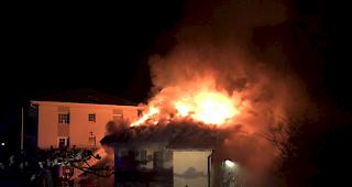 Die Feuerwehr stand mit insgesamt 55 Mann im Einsatz.