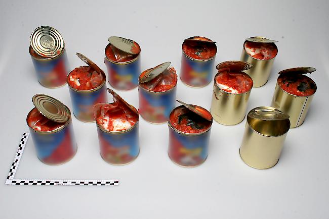 Getarnt in Tomatensaucen-Dosen. Die sichergestellten Drogen wiesen ... 