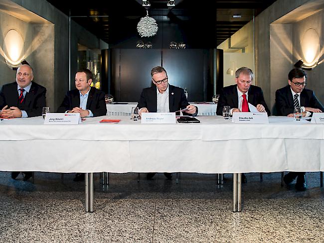 Flavio Crivelli, Regionalkoordinator Süd der SBB, Jürg Stöckli, Leiter SBB Immobilien, SBB CEO Andreas Meyer, sowie die beiden Tessiner Staatsräte Claudio Zali und Christian Vitta, von links, bei der Unterzeichnung der "Gesamtperspektive Tessin".