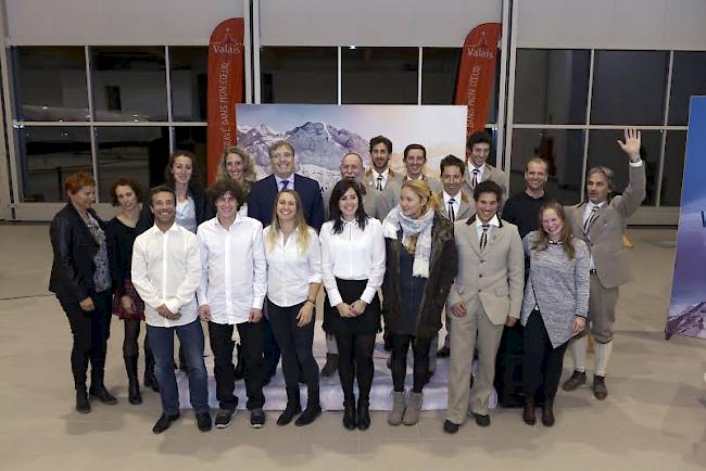 Freudige Gesichter. Die neuen Diplominhaber auf dem Gruppenbild.