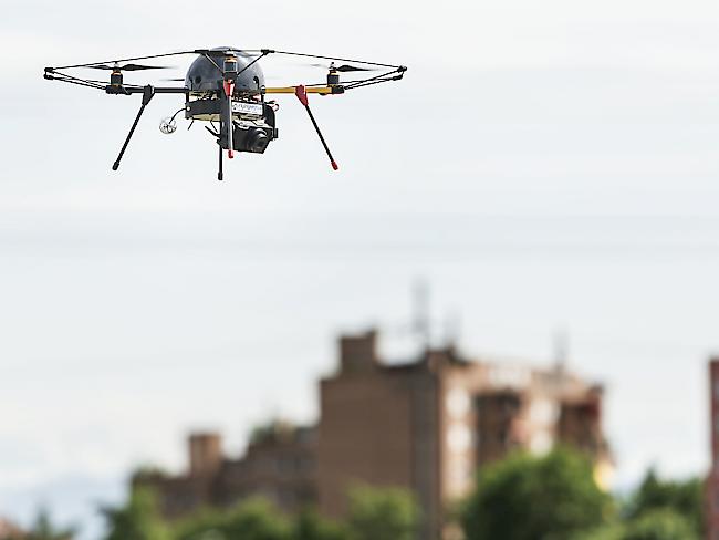 Drohnen dürfen einem Flughafen oder Flugplatz nicht näher als fünf Kilometer kommen. Eine neue interaktive Karte zeigt auf, wo welche Einschränkungen und Verbote gelten.