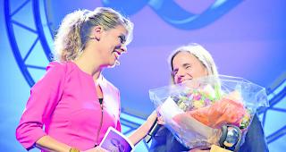 Salto ins Bett. Am&eacute;lie Reymond (rechts, mit Moderatiorn Mich&egrave;le Ursprung) dominiert mit 113 Weltcupsiegen und zehn WM-Medaillen den Telemark-Sport seit Jahren. 