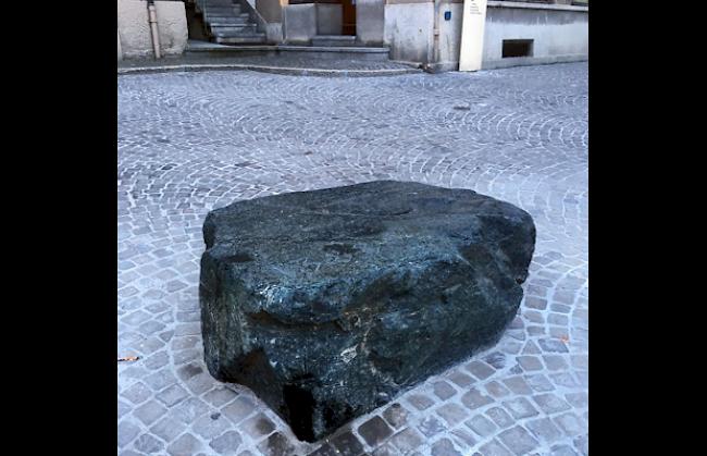 Der «Blaue Stein» in Visp soll ein Relikt aus der Mannenmittwoch-Schlacht sein.