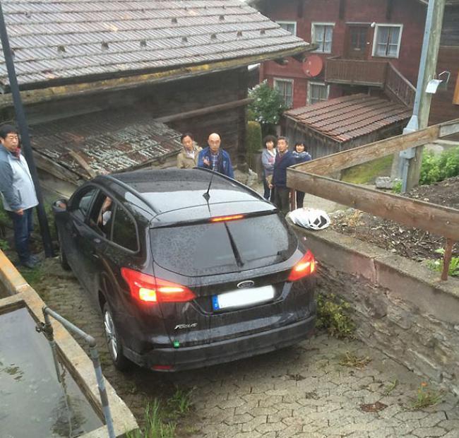 In der Klemme: Das Navigationsgerät einer japanischen Touristengruppe führte die Reisenden auf den Bergstrassen in Bürchen in die Irre.