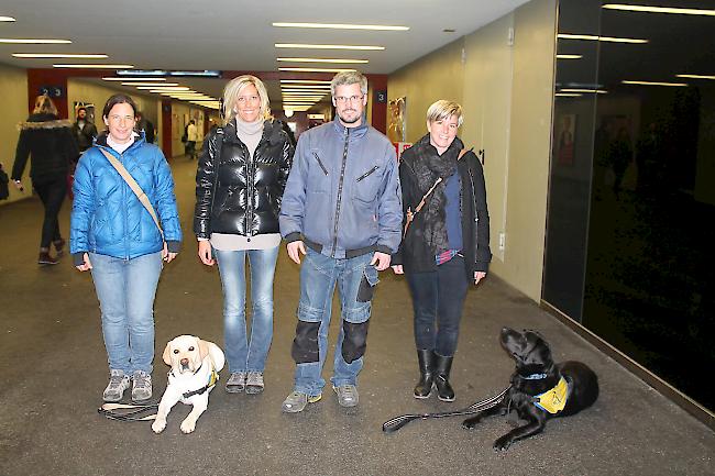 Das Team. Patricia Perren, Hundetrainerin in Granges,Hündin Utha, Samira Capt-Grande, Hüterin von Utha, Jérôme Zenhäusern, Trainer der Hundehüterinnen, Rachel Schmid, Hüterin von Vegas und Rüde Vegas (v.l.n.r.)