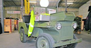 Blickfang. Neben diversen Bekleidungen und Werkzeugen befindet sich in der Ausstellungshalle auch eine Einzelanfertigung eines Mini-Gel&auml;ndewagens. 