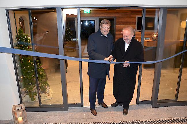 Staatsrat Jean-Michel Cina sowie Sänger und Songwriter Peter Reber durften als Taufpaten des neue Boutique-Hotels den Betrieb offiziell eröffnen.