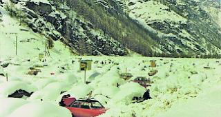 Damals und heute. Oben: Bilder aus fr&uuml;heren Tagen. Die Autos sind eingeschneit, das Dorfbild wenig schmeichelhaft. 