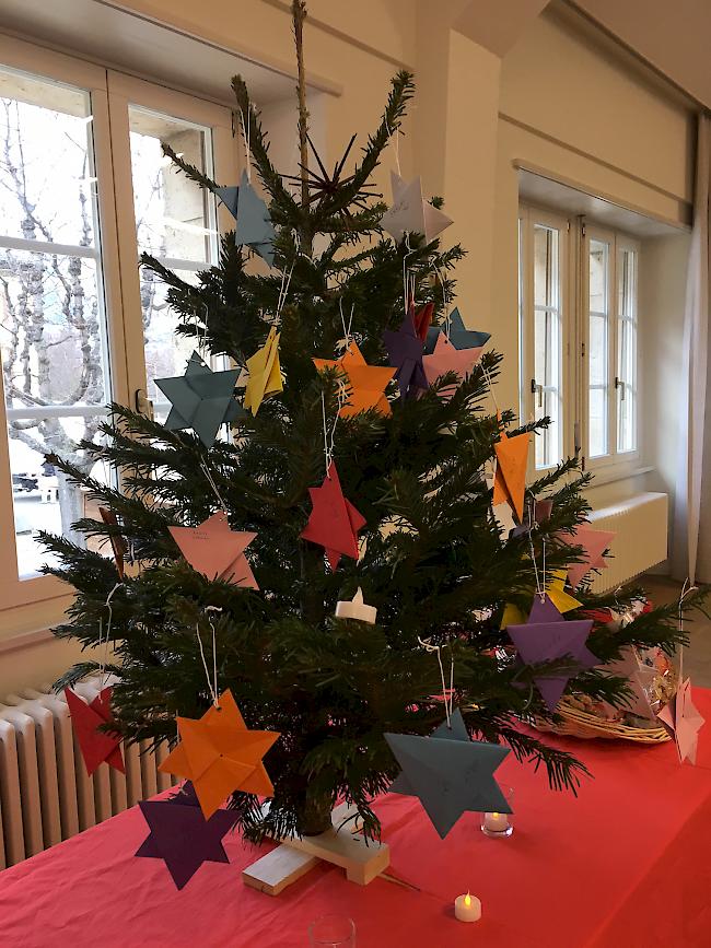 ... schmückten gemeinsam einen Weihnachtsbaum.