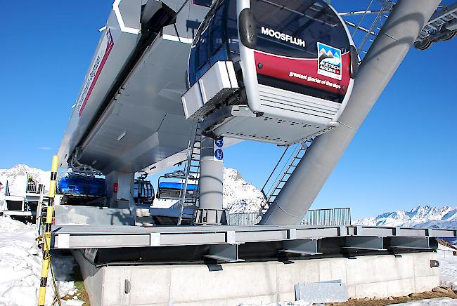 Der Bereich um die Gletscherbahn Moosfluh befindet sich in einem geologisch instabilen Gelände. Die Anlage aus dem Jahre 2015 kann in den nächsten 25 Jahren Verschiebungen von 11 m horizontal und 9 m vertikal ausgleichen.