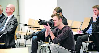 Im Einsatz. Dominic Steinmann fotografiert die Protagonisten an einer Pressekonferenz in Z&uuml;rich. 