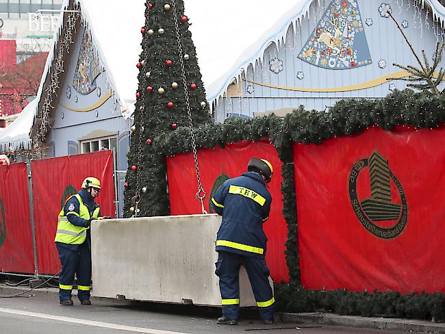 Drei Tage nach dem Terroranschlag hat der Weihnachtsmarkt auf dem Berliner Breitscheidplatz wieder geöffnet. Mit Betonsperren wurde die Sicherheit auf dem Markt verstärkt.