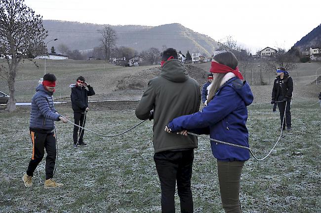 Mit verbundenen Augen mussten die Schüler der SfB ein Seil auf dem Boden auslegen. Dabei galt es verschiedene Lösungsansätze einzubringen.