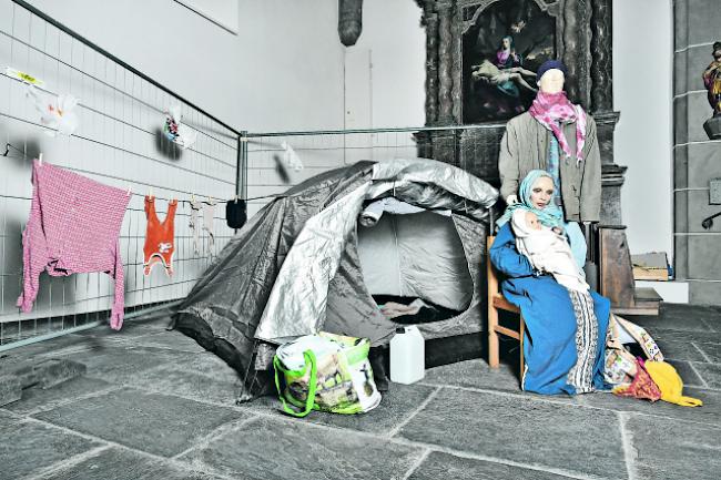 «Krippe der Tagesaktualität». Maria, Josef und das Christkind nicht in einem Stall, sondern in einem Flüchtlingscamp.
