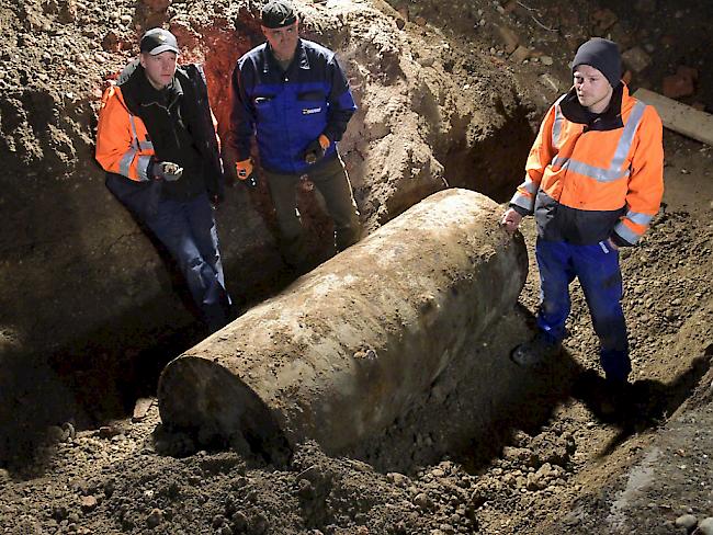Mehr als 70 Jahre lag die britische Fliegerbombe in Augsburg unter der Erde ohne zu explodieren. Drei Zünder mussten dem Blindgänger aus dem Zweiten Weltkrieg am Sonntag entfernt werden, bis er entschärft war.