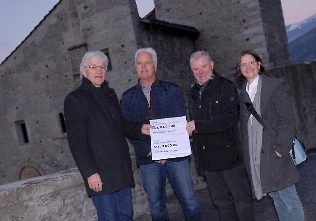 Reinhold Schnyder, Präsident Gönnerverein Schloss Leuk, Gönnerverein-Vorstandsmitglied Geri Wyssen, Arnold Steiner, Präsident der Stiftung Schloss Leuk und Christine Seipelt, Präsidentin des Frauenbunds Leuk-Susten, bei der Scheckübergabe vor dem Schloss Leuk: 17 000 Franken fürs Schloss Leuk.