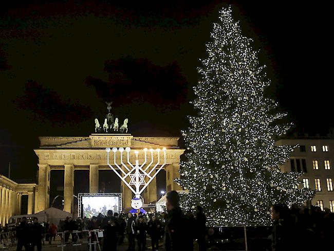 Der Chanukka-Leuchter vor dem Brandenburger Tor wurde vom Sohn eines Anschlagsopfers entzündet.
