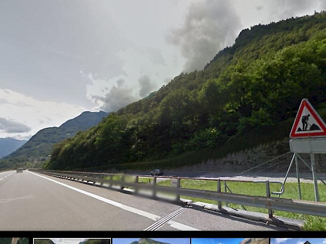 Der Brand ist am frühen Abend in bewaldetem Gebiet zwischen Misox/Mesocco und Soazza ausgebrochen. Die Strassen im Bild - die A13 und die H13 - mussten gesperrt werden.