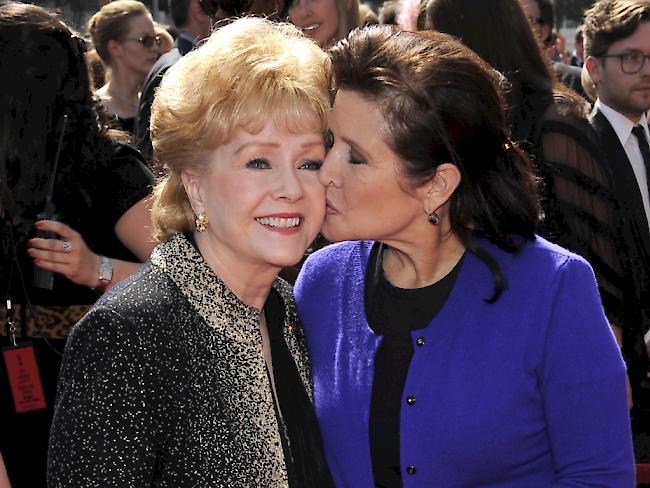 Debbie Reynolds (links) mit ihrer Tochter Carrie Fisher in einer Aufnahme von 2011. (Archivbild)