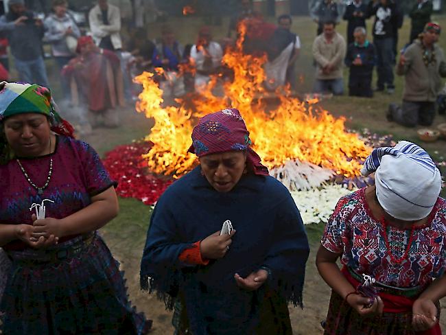 Mit einem Maya-Ritual ist in Guatemala die Unterzeichnung der Friedensverträge vor 20 Jahren gefeiert worden. Die Flamme soll den Friedensgeist aufrecht erhalten.