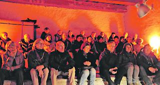 Texte zu Rilke. Im Beinhaus der Rarner Burgkirche gelingt es Sprecherin und Schauspielerin Barbara Heynen gekonnt, die Zuh&ouml;rer in den Bann zu ziehen. 