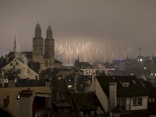 Nebel verdarb die Sicht auf das Silvesterfeuerwerk in Zürich; gefeiert wurde dennoch ausgelassen.