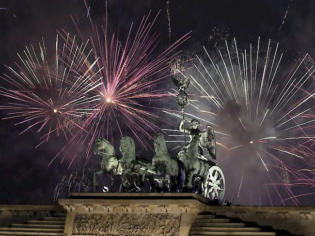 Feuerwerk am Brandenburger Tor in Berlin: In der deutschen Hauptstadt feierten Hunderttausende das neue Jahr unter grossen Sicherheitsvorkehrungen.