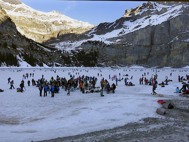 Natureis in eindrücklicher Bergkulisse: Der Oeschinensee bei Kandersteg im Berner Oberland ist zum Eislaufen freigegeben worden. (Archivbild)