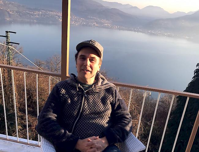 Kann wieder lachen. Michel Villa auf dem Balkon seines neuen Hauses im italienischen Cannobio am Lago Maggiore.